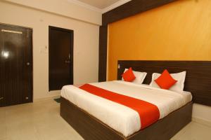 เตียงในห้องที่ Super OYO Nav Bharath Residency Near Koti Center