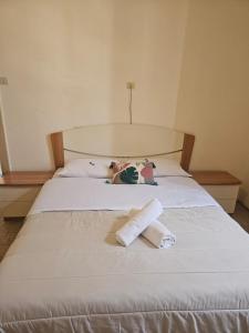 een wit bed met twee handdoeken erop bij Vintage Home Castello in Castellarano