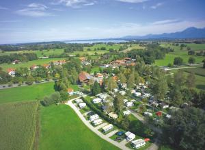 een luchtfoto van een park met auto's geparkeerd in een veld bij Ferienhaus Dickertsmühle in Prien am Chiemsee