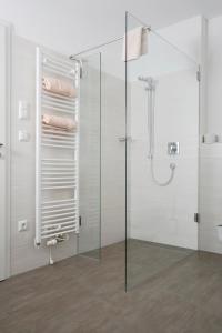 een badkamer met een glazen douchecabine met handdoeken bij Ferienhaus Dickertsmühle in Prien am Chiemsee