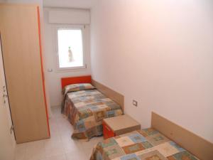 Habitación pequeña con 2 camas y ventana en Ferienwohnung für 6 Personen ca 45 qm in Bibione, Adriaküste Italien Bibione und Umgebung - b63277, en Bibione