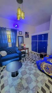 sala de estar con sofá azul y mesa en Cozy 2 bedroom serviced Apartment, en Calabar