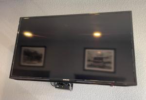 TV a/nebo společenská místnost v ubytování Interstate Inn