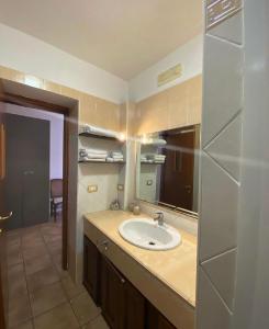y baño con lavabo y espejo. en GuesthouseAntonia, en Avellino