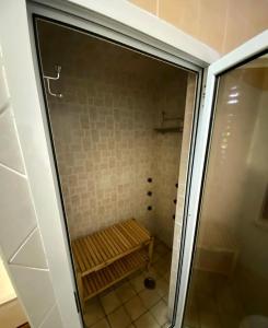 y baño con ducha y puerta de cristal. en GuesthouseAntonia, en Avellino
