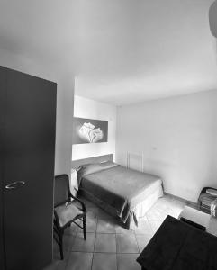 una camera da letto con un letto e una sedia di GuesthouseAntonia ad Avellino