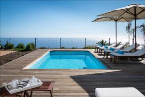 בריכת השחייה שנמצאת ב-Ferienhaus mit Privatpool für 6 Personen ca 149 qm in Tijarafe, La Palma Westküste von La Palma או באזור