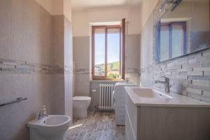 ein weißes Bad mit einem Waschbecken und einem WC in der Unterkunft [Dimora Fronte Mare] Wi-Fi 7 posti Parcheggio in Porto San Giorgio