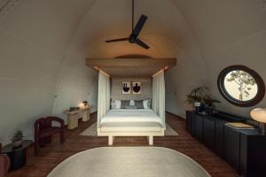 um quarto com uma cama e um tecto em 91 Athens Riviera, The Resort em Atenas