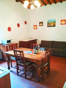 ein Wohnzimmer mit einem Holztisch und Stühlen in der Unterkunft Studio für 6 Personen ca 60 qm in Martignana, Toskana Provinz Florenz in Marcignana
