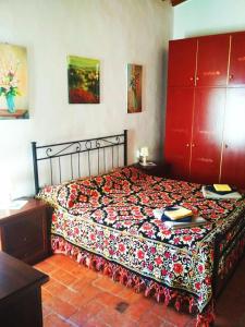 ein Schlafzimmer mit einem Bett mit einer Decke darauf in der Unterkunft Studio für 6 Personen ca 60 qm in Martignana, Toskana Provinz Florenz in Marcignana