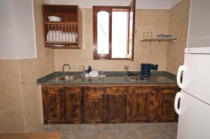 uma cozinha com um lavatório e um frigorífico em Ferienhaus für 5 Personen ca 58 qm in Arucas, Gran Canaria Nordküste Gran Canaria em Arucas