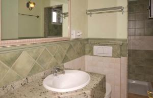 uma casa de banho com um lavatório, um espelho e um WC. em Ferienhaus für 5 Personen ca 58 qm in Arucas, Gran Canaria Nordküste Gran Canaria em Arucas
