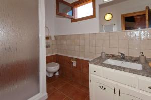 uma casa de banho com um lavatório e um WC em Ferienhaus für 5 Personen ca 58 qm in Arucas, Gran Canaria Nordküste Gran Canaria em Arucas