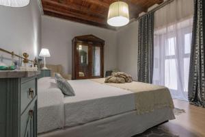 een slaapkamer met een groot bed en een wastafel bij Ferienhaus für 4 Personen ca 120 qm in Ingenio, Gran Canaria Binnenland Gran Canaria in Ingenio