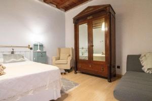 een slaapkamer met een bed, een spiegel en een stoel bij Ferienhaus für 4 Personen ca 120 qm in Ingenio, Gran Canaria Binnenland Gran Canaria in Ingenio
