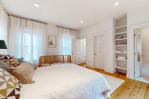sypialnia z dużym białym łóżkiem w pokoju w obiekcie Colonial Classic w mieście Copake