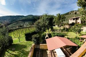 een uitzicht op een huis met uitzicht op een veld bij Ferienhaus für 8 Personen ca 100 qm in Buti, Toskana Provinz Lucca in Buti