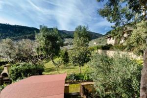 uitzicht op een tuin met bomen en een gebouw bij Ferienhaus für 8 Personen ca 100 qm in Buti, Toskana Provinz Lucca in Buti