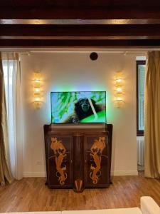 een flatscreen-tv in een woonkamer bij Residenza Cappello18 in Verona