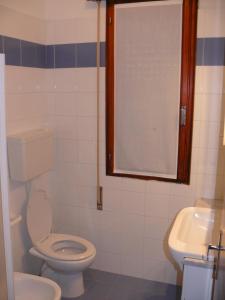 ein Bad mit einem WC und einem Waschbecken in der Unterkunft Ferienhaus für 6 Personen ca 55 qm in Bibione, Adriaküste Italien Bibione und Umgebung - b63276 in Bibione