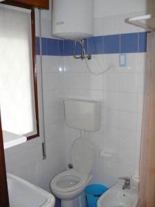 ein kleines Bad mit WC und Waschbecken in der Unterkunft Ferienhaus für 6 Personen ca 55 qm in Bibione, Adriaküste Italien Bibione und Umgebung - b63276 in Bibione