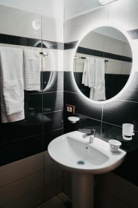 y baño con lavabo y espejo. en Bujtina ANLU, en Gjirokastra