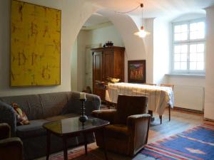 uma sala de estar com um sofá e uma mesa em Schloß Aichberg em Eichberg