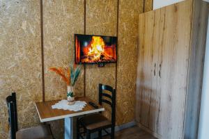 una habitación con una mesa y una chimenea en la pared en Bujtina ANLU, en Gjirokastra