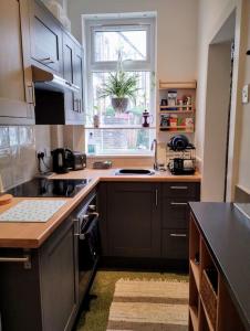 Köök või kööginurk majutusasutuses The Cobbles - Central, Parking, Netflix & Woodburner