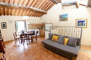 een woonkamer met een bank en een tafel bij Ferienhaus mit Privatpool für 4 Personen ca 90 qm in Lanciole, Toskana Provinz Pistoia in Lanciole
