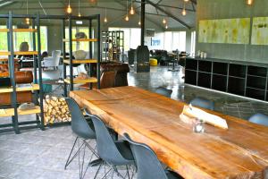 Un restaurant u otro lugar para comer en Litli Geysir Hotel