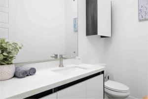 マッカレンにあるQuinta Real 5125の洗面台とトイレを備えた白いバスルーム +15枚の写真