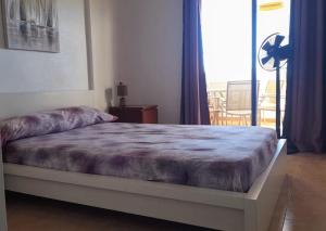 A bed or beds in a room at Modern two bedroom apartment, 10 mins from beach