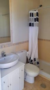 A bathroom at Modern two bedroom apartment, 10 mins from beach