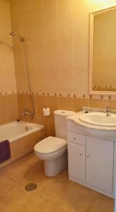 A bathroom at Modern two bedroom apartment, 10 mins from beach