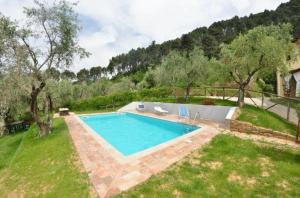 una piscina en el patio de una casa en Ferienhaus mit Privatpool für 6 Personen ca 100 qm in Torcigliano di Pescaglia, Toskana Provinz Lucca en Pescaglia