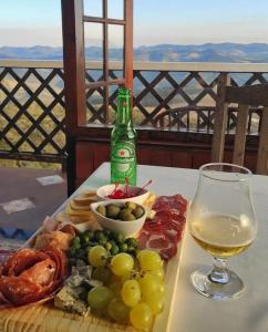 einen Tisch mit einer Flasche Wein und einem Teller Essen in der Unterkunft Chalé Mirante do Sol in Ouro Preto