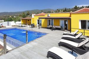 Villa con piscina y casa amarilla en Ferienhaus mit Privatpool für 6 Personen ca 120 qm in Tijarafe, La Palma Westküste von La Palma, en Tijarafe