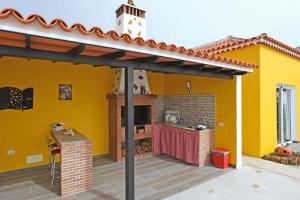 un patio con una extensión del techo de una casa en Ferienhaus mit Privatpool für 6 Personen ca 120 qm in Tijarafe, La Palma Westküste von La Palma, en Tijarafe