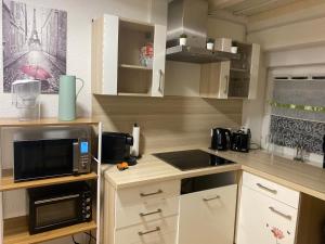 Kitchen o kitchenette sa Deluxe Business Suite mit Netflix Premium & Parkplatz, zentral zu Audi & Schwarz Gruppe with 2 Bedrooms