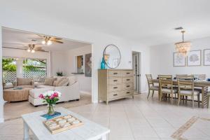 uma sala de estar com um sofá e uma mesa em Nokomis Home Close to Beach em Nokomis