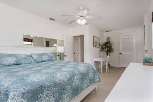 um quarto com uma cama e um ventilador de teto em Nokomis Home Close to Beach em Nokomis