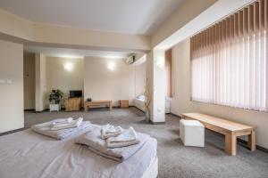 1 dormitorio con 1 cama con toallas en Yubim rooms & free private parking, en Sofía