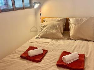 een bed met twee handdoeken bovenop bij JO 2024 - 1,5km Arena Bercy - Le Vintage Paris 11 in Parijs