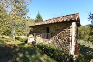 a stone house with a porch in a field at Ferienhaus für 4 Personen ca 60 qm in Bagni di Lucca, Toskana Provinz Lucca in Longoio