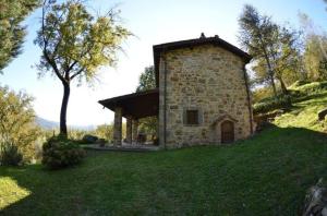 a small stone house on a grassy hill at Ferienhaus für 4 Personen ca 60 qm in Bagni di Lucca, Toskana Provinz Lucca in Longoio
