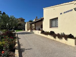 ulica przed budynkiem w obiekcie Chalet Cucarres w mieście Calpe