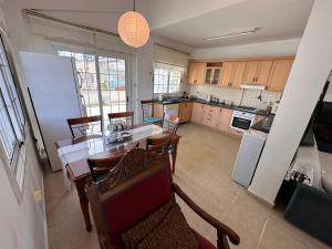 a kitchen with a table and chairs in a room at Kyrenia center 3 bedroom apartment in Kérynia +12 photos