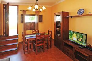uma sala de jantar com uma mesa e uma televisão em Ferienhaus mit Privatpool für 6 Personen ca 130 qm in La Punta, La Palma Westküste von La Palma em Tijarafe